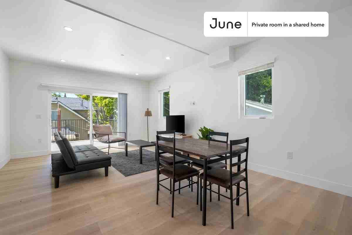 1321 N June St #D - Photo 7 of 15