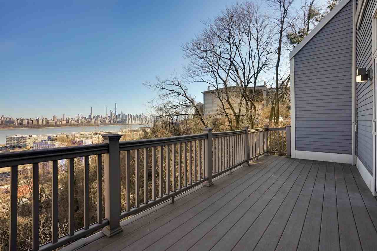 1 Columbus Pl - Photo 5 of 33