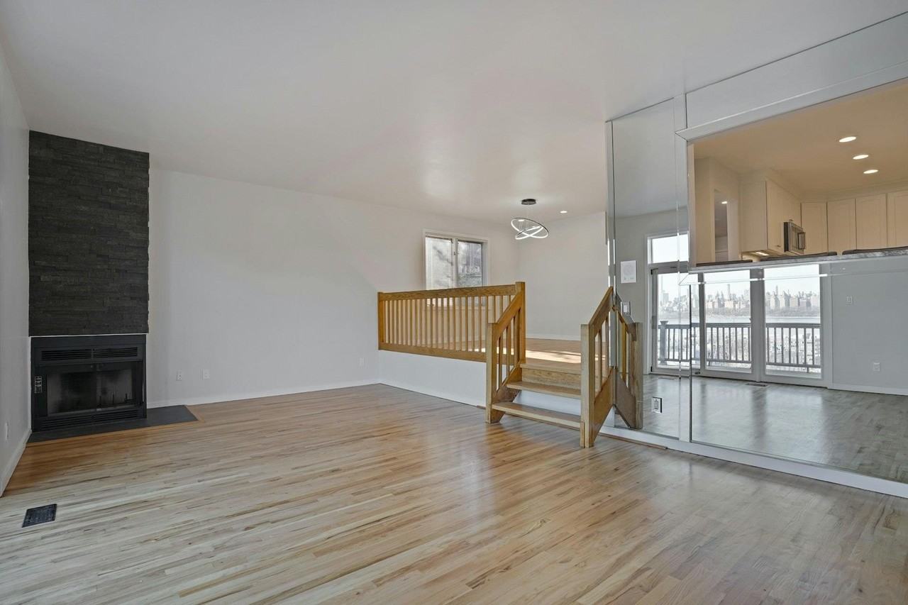 1 Columbus Pl - Photo 6 of 33