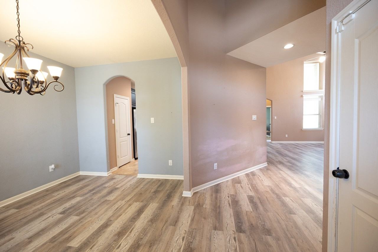 6707 Hunters Creek Ln - Photo 3 of 30