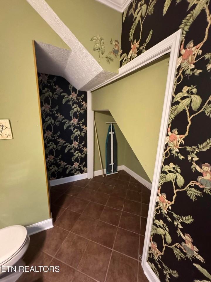 1127 Brentwood Way - Photo 2 of 8