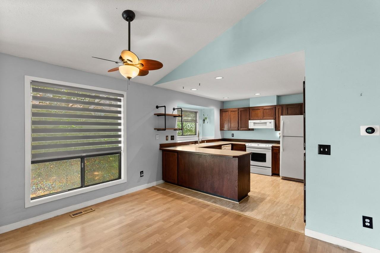 5854 Lakeview Blvd - Photo 4 of 22