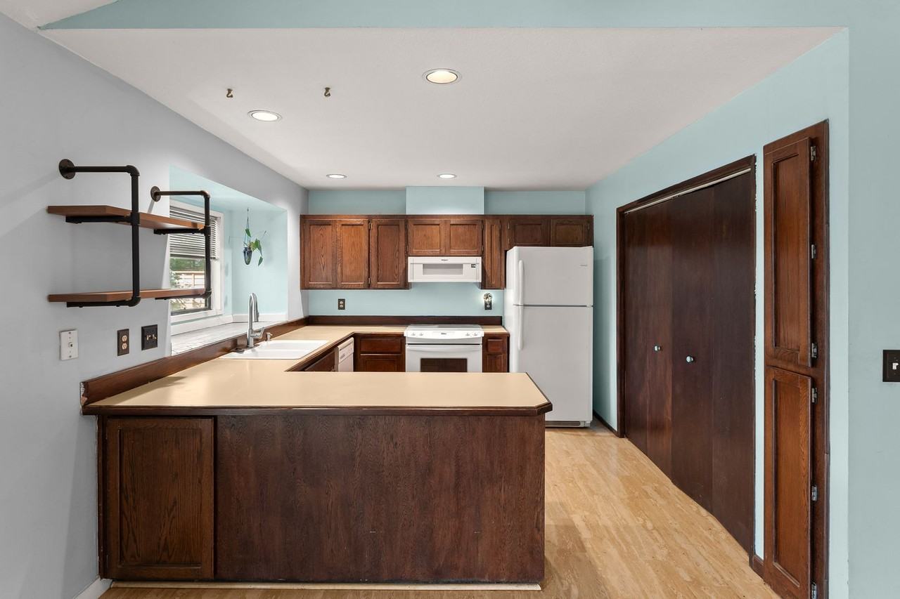 5854 Lakeview Blvd - Photo 7 of 22