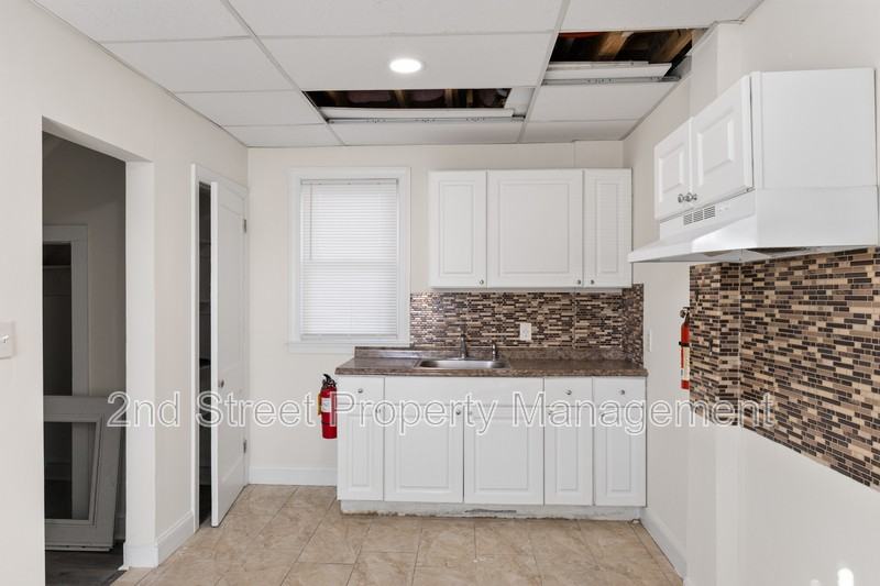701 N Warwick Rd - Photo 3 of 15
