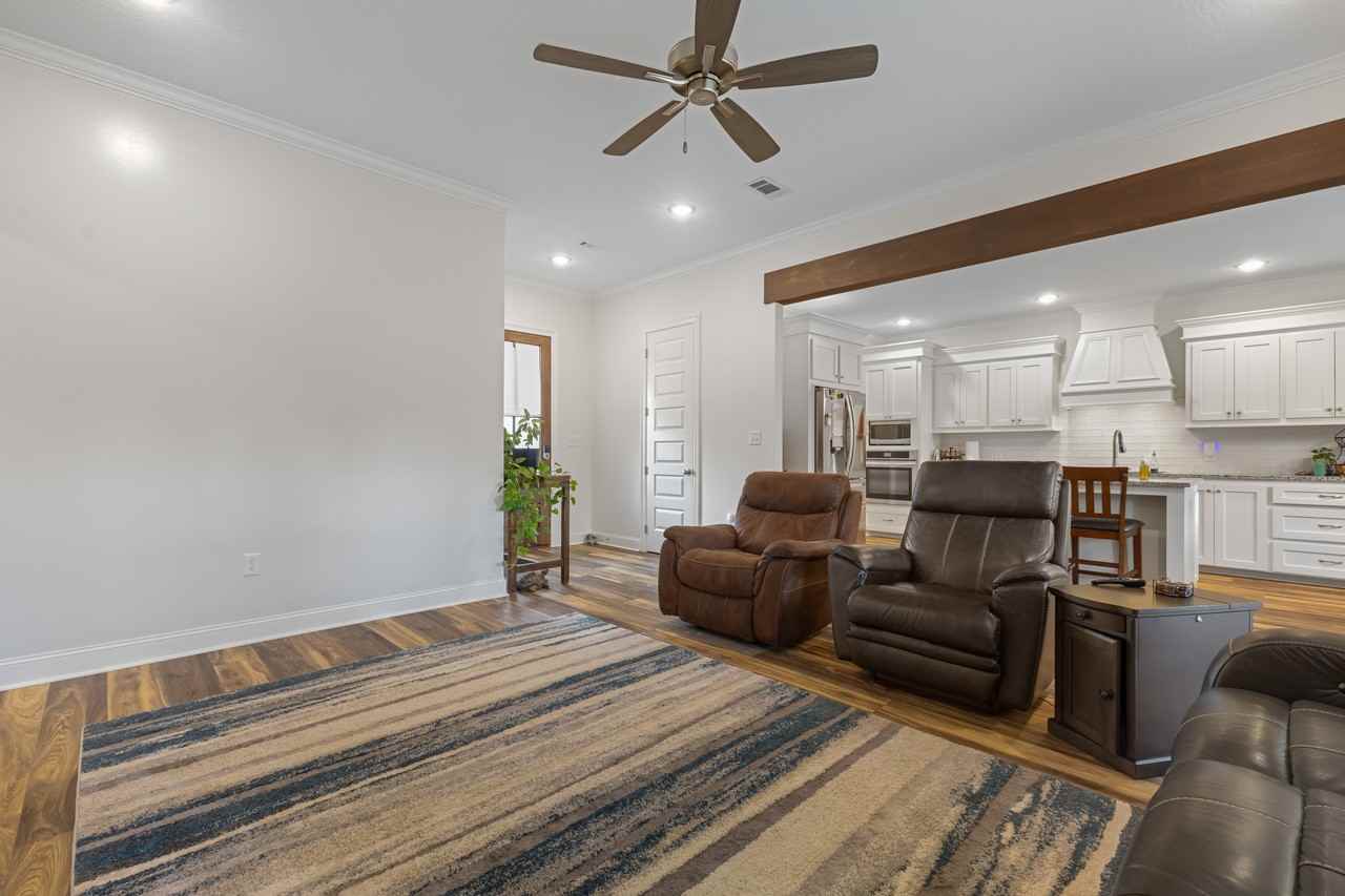 2 Silverstone - Photo 3 of 14