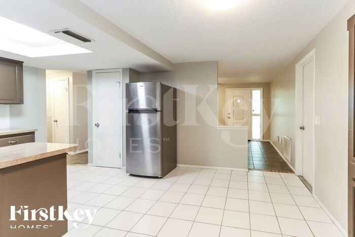 10816 Leeds Rd - Photo 2 of 6