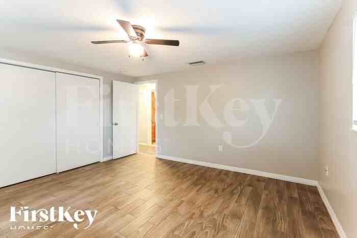 10816 Leeds Rd - Photo 3 of 6