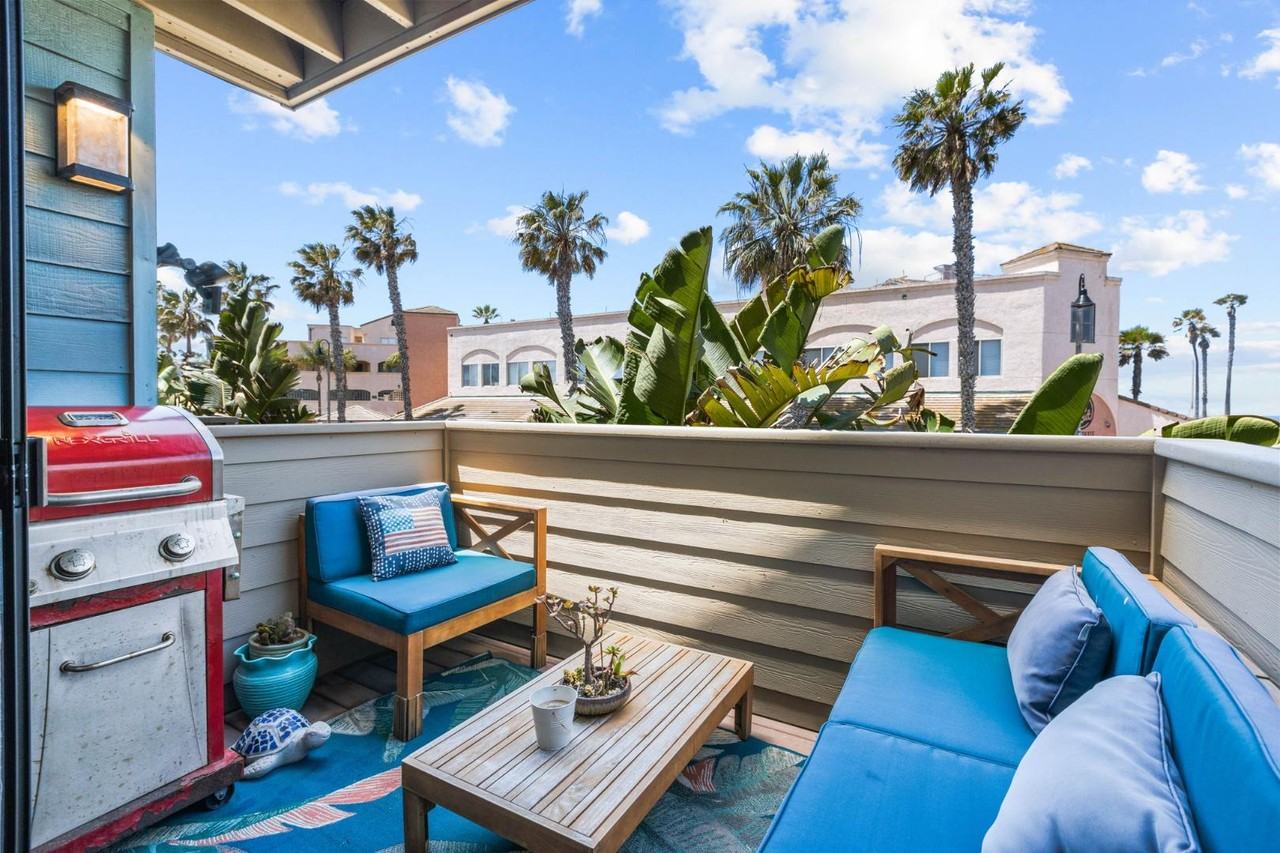 727 Seacoast Dr - Photo 2 of 11