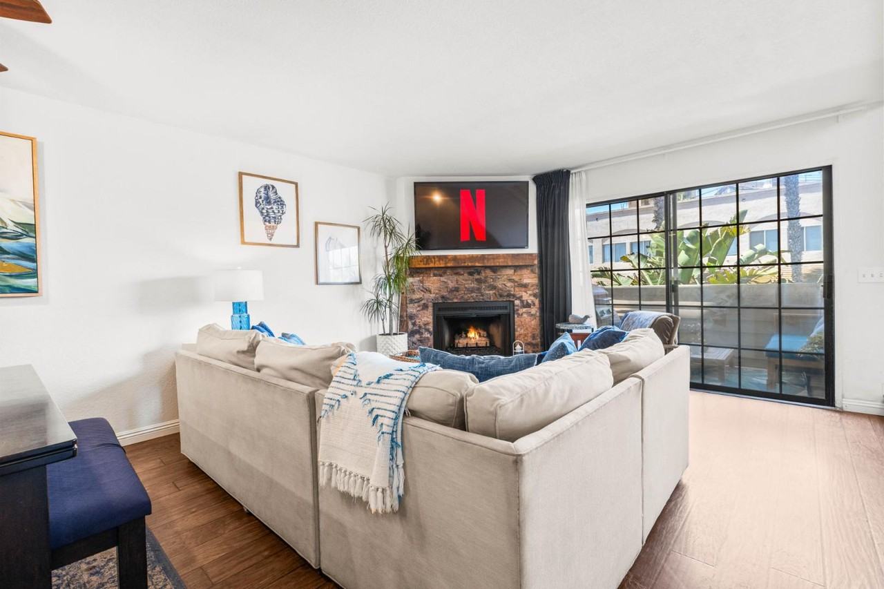 727 Seacoast Dr - Photo 3 of 11