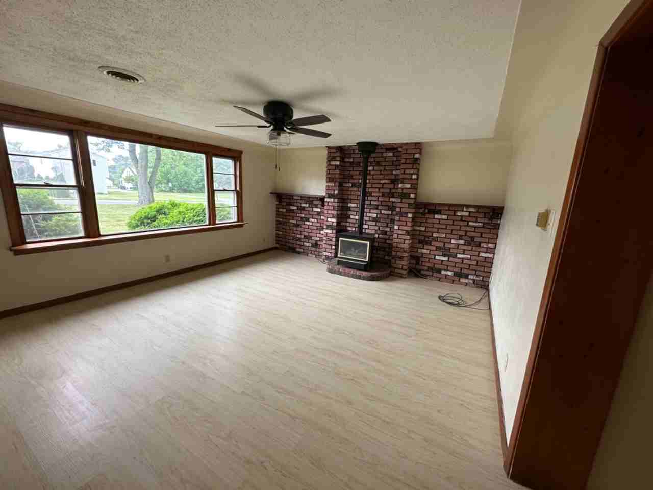 881 Moyer Avenue - Photo 3 of 10