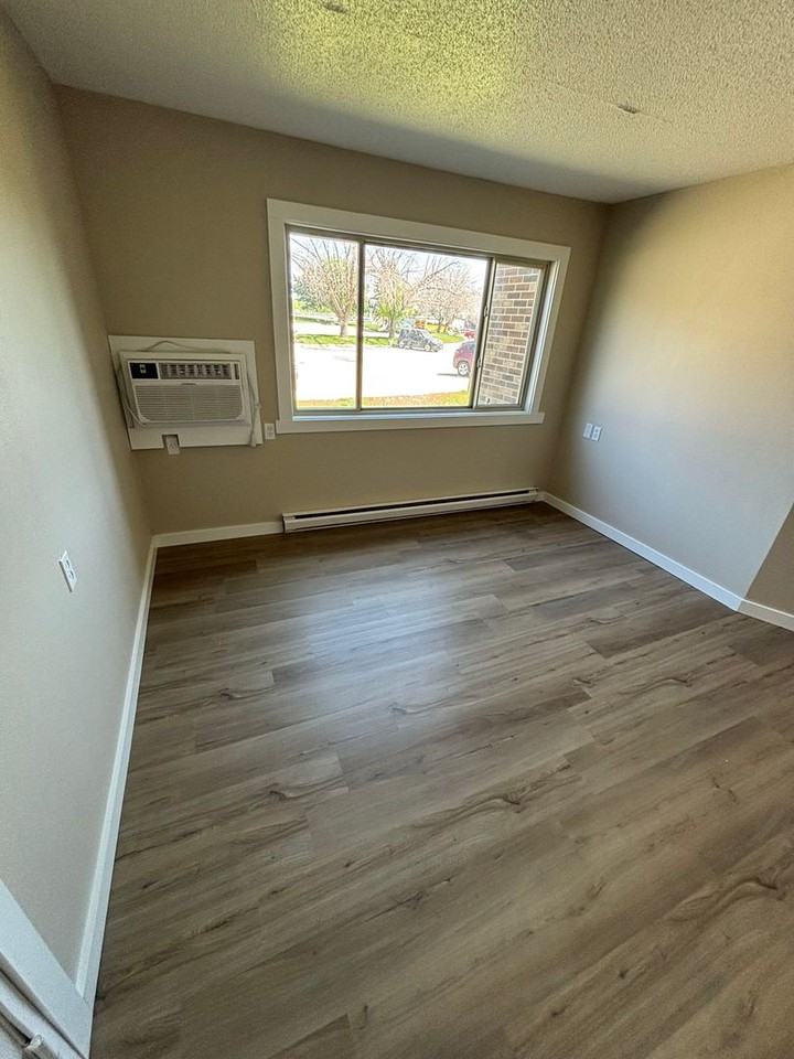 526 East 18th Street - Photo 2 of 9