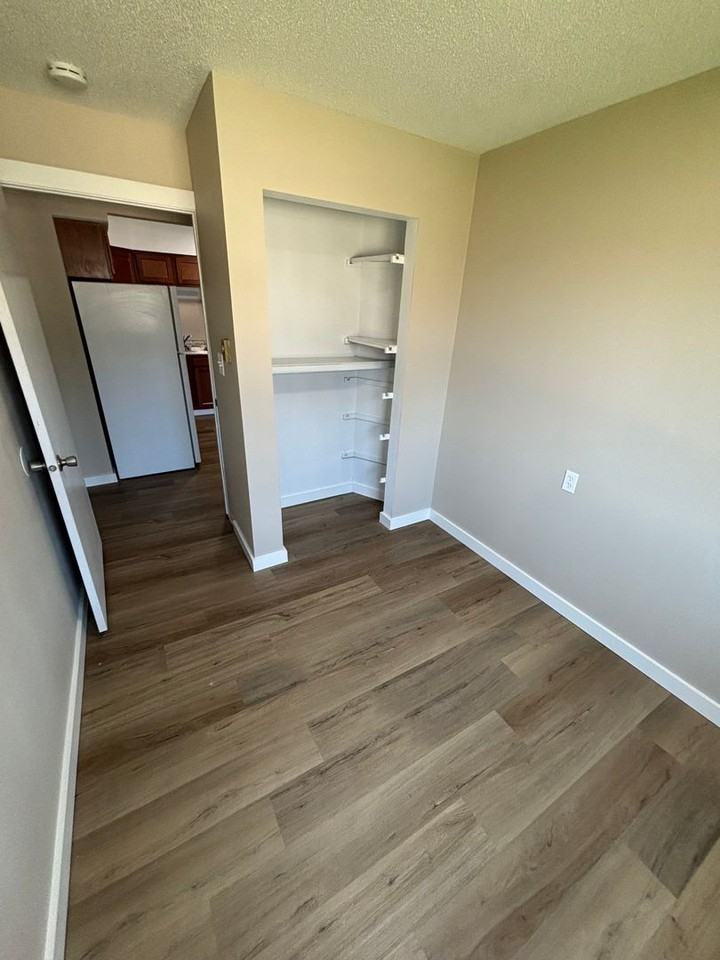 526 E 18th St - Photo 5 of 9