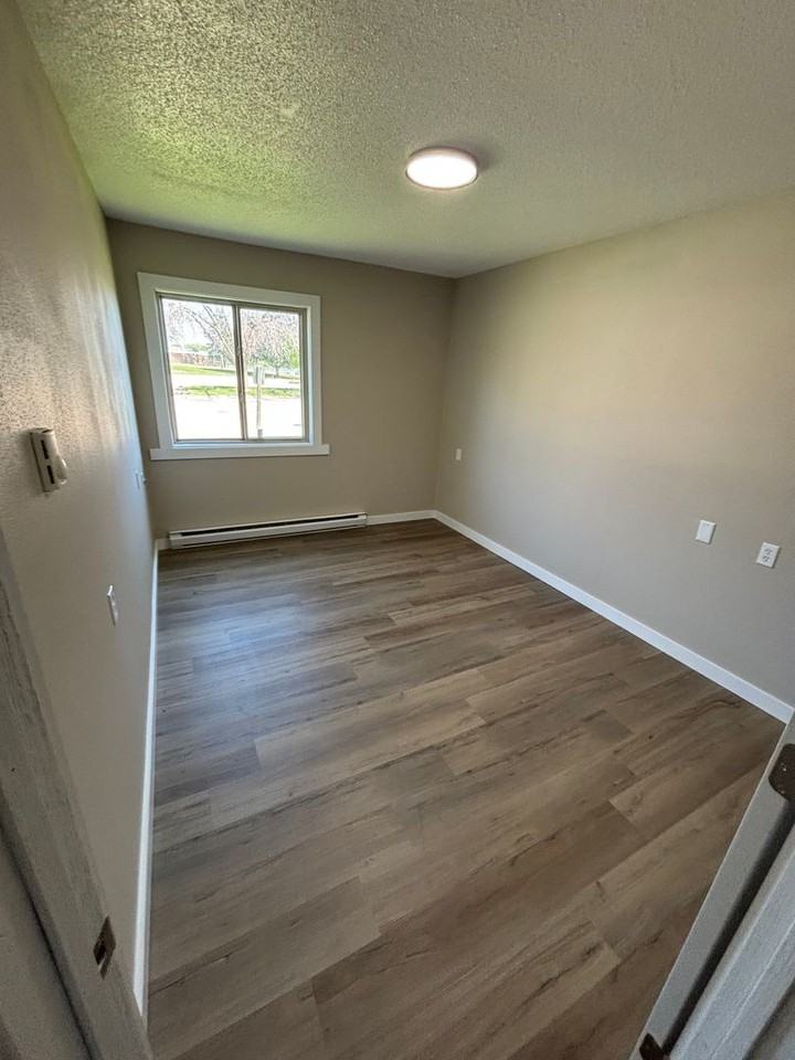 526 E 18th St - Photo 6 of 9