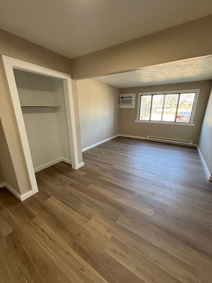 604 E 18th St - Photo 2 of 11