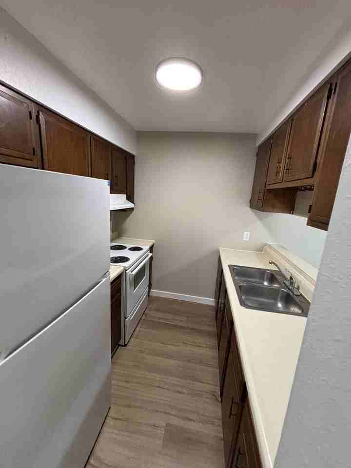 604 E 18th St - Photo 2 of 10