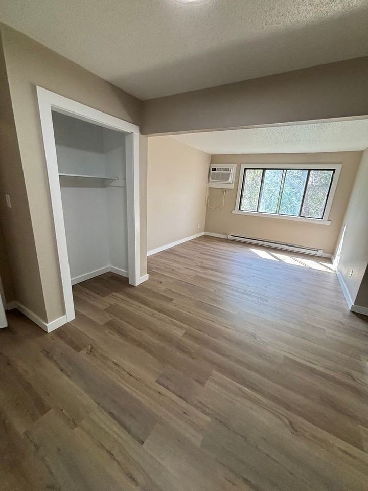 604 E 18th St - Photo 3 of 10