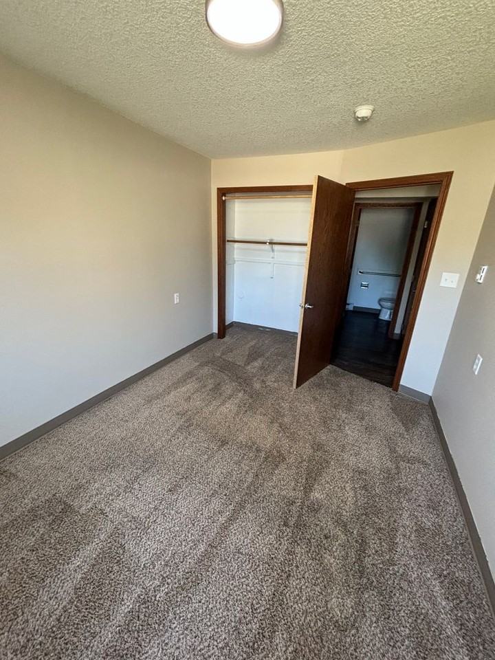 610 East 18th Street - Photo 6 of 9