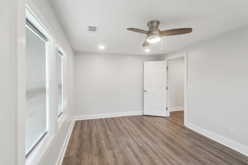 502 W 48th St #B - Photo 2 of 11