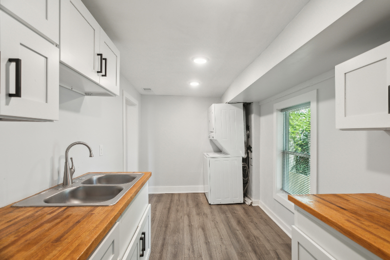 502 W 48th St #B - Photo 3 of 11