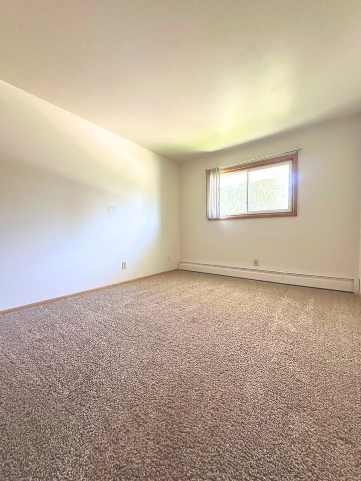 Grafton Manor - Photo 4 of 8