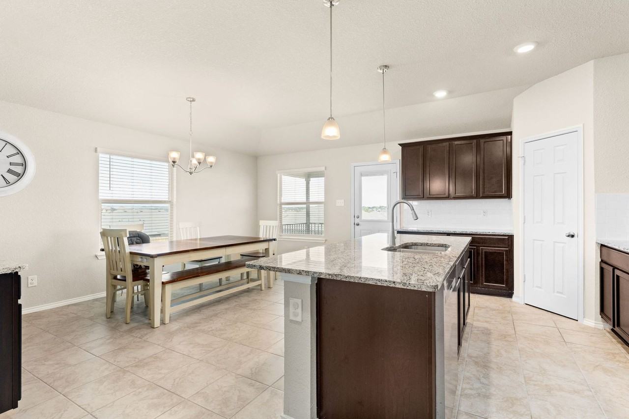 2416 Elba Dr - Photo 4 of 16