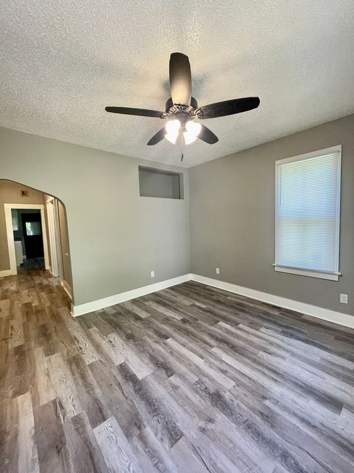 1419 S Saint Clair Ave - Photo 2 of 10