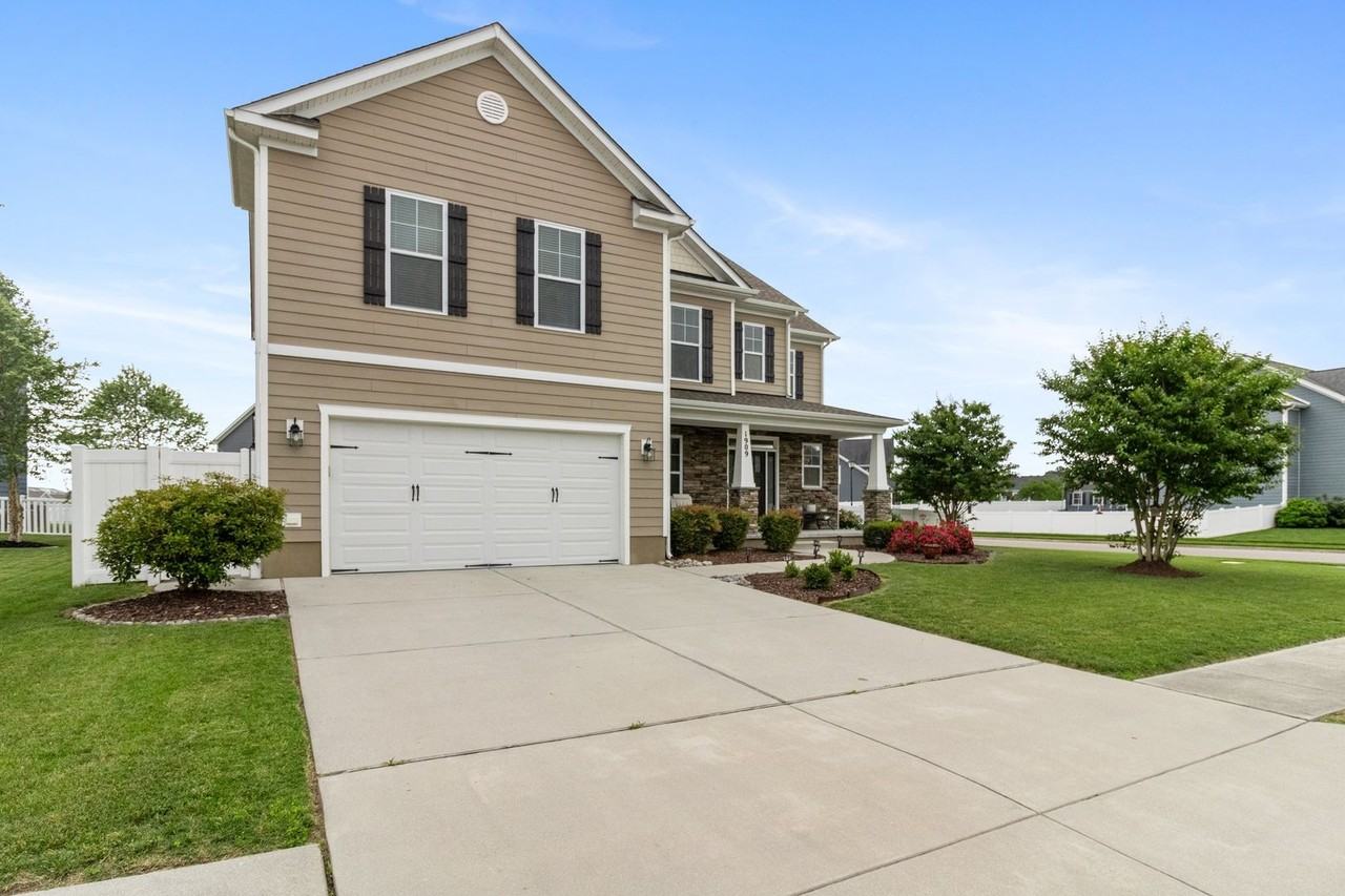 1909 Ferguson Loop - Photo 2 of 49