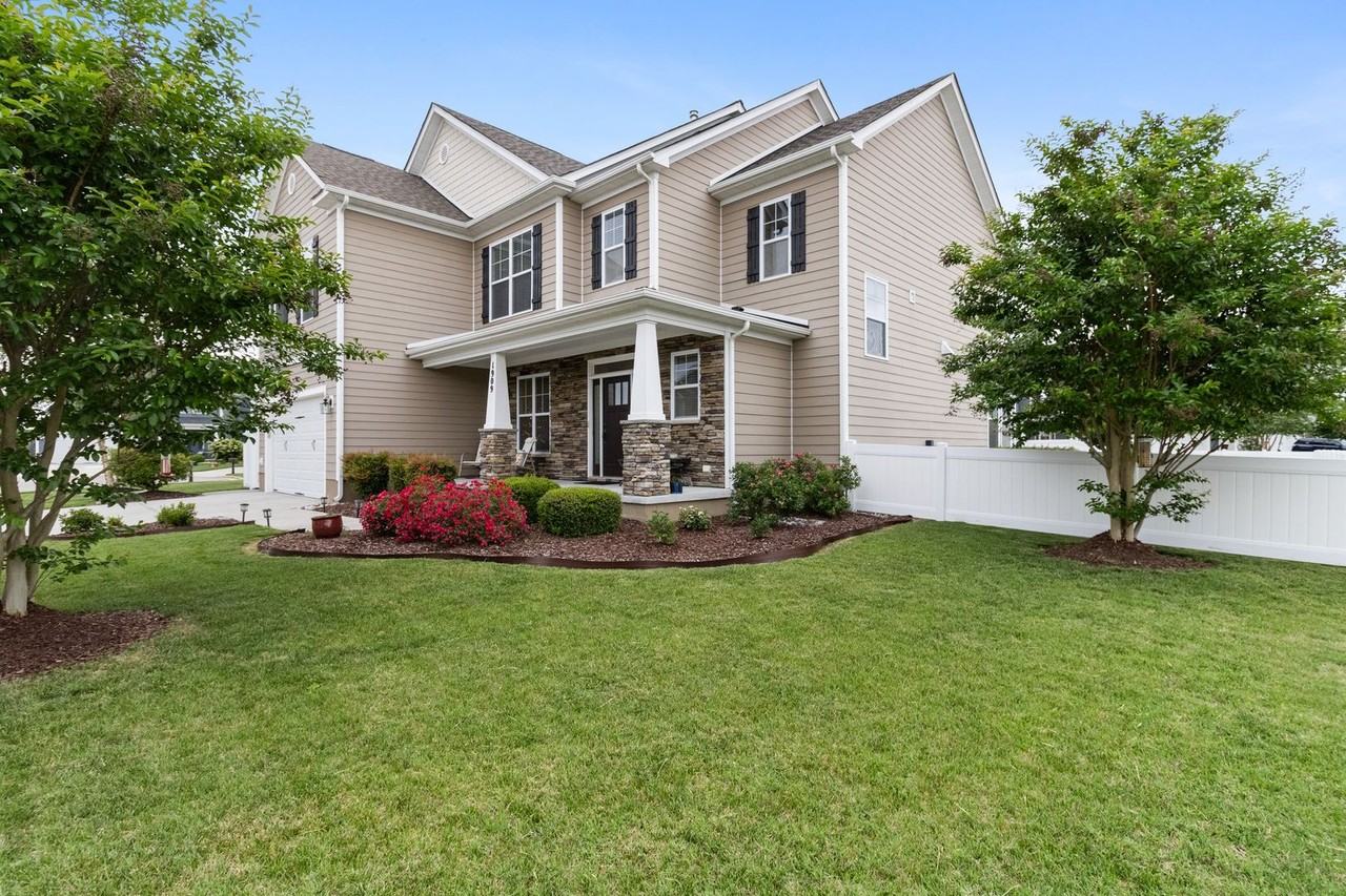 1909 Ferguson Loop - Photo 3 of 49