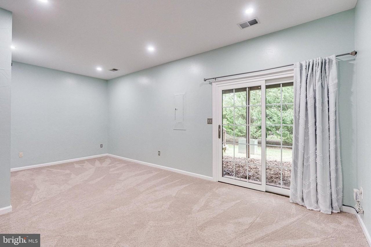 25332 Mcintyre Sq #NA - Photo 4 of 8