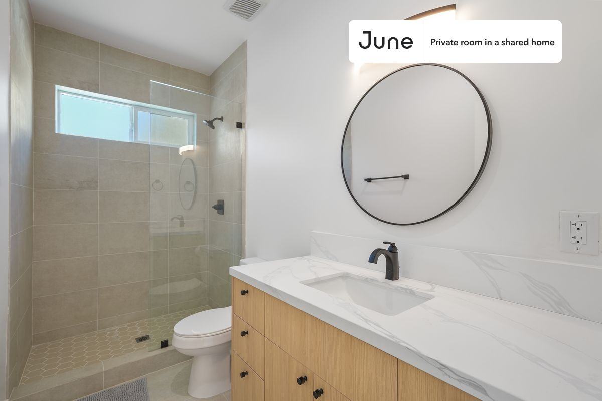 1321 North June Street #D - Photo 5 of 17