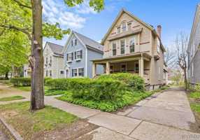 featured image of 890 W Ferry St