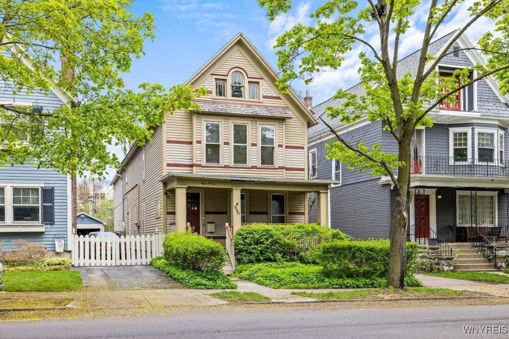 890 W Ferry St - Photo 2 of 24