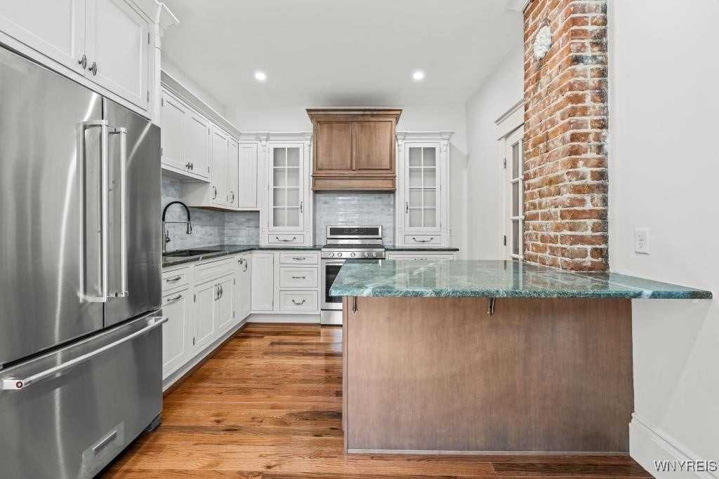 890 W Ferry St - Photo 3 of 24