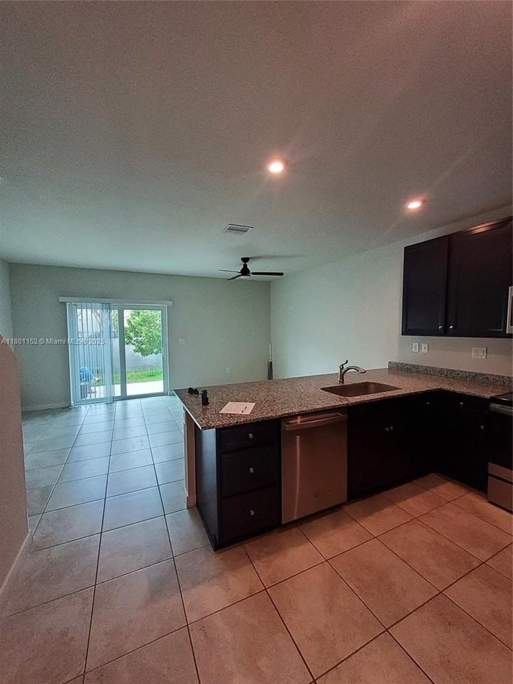 1085 Nw 4th Ter - Photo 4 of 25