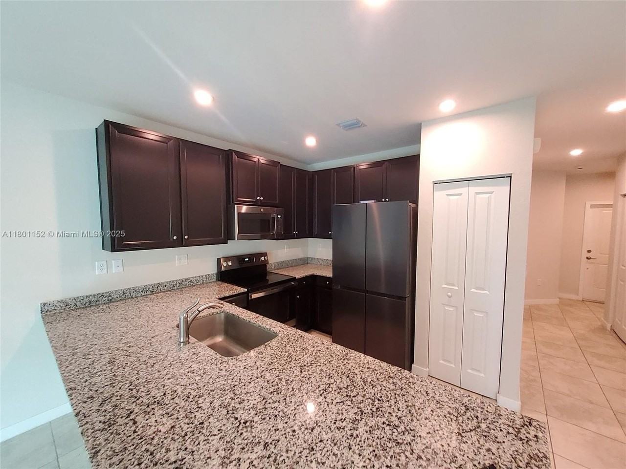 1085 Nw 4th Ter - Photo 6 of 25