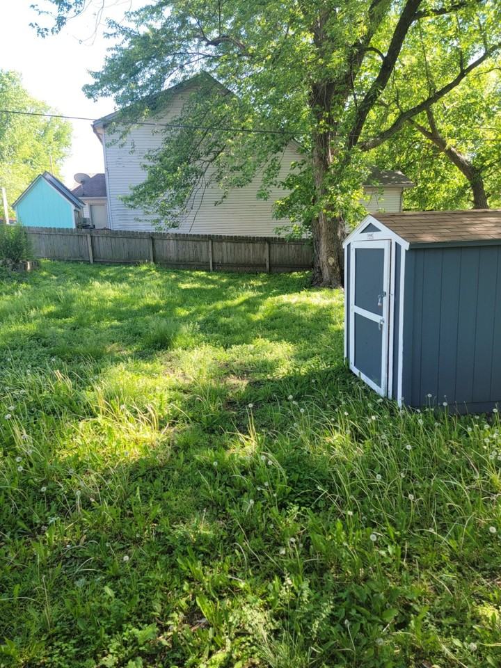 721 Spruce St - Photo 3 of 25