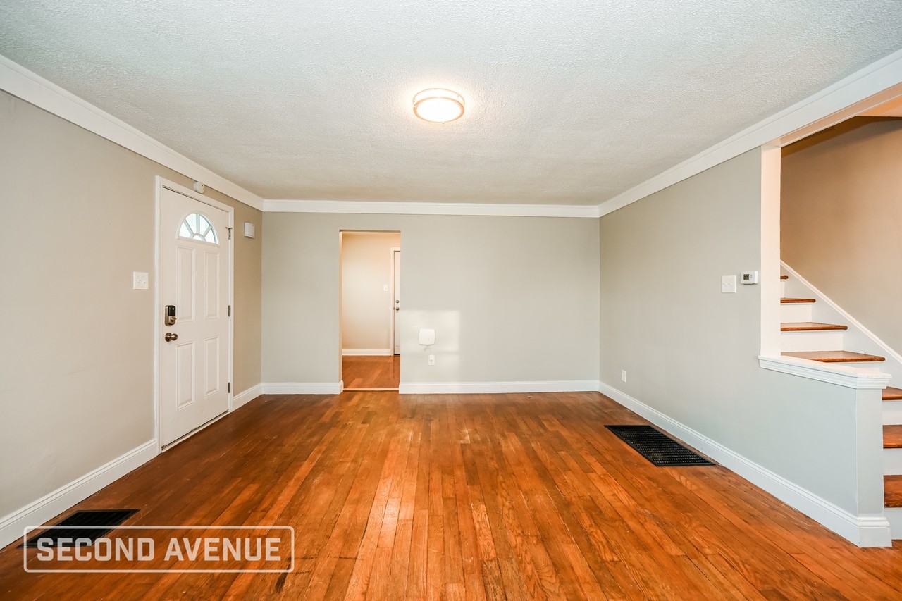 5589 Raceview Ave - Photo 4 of 25
