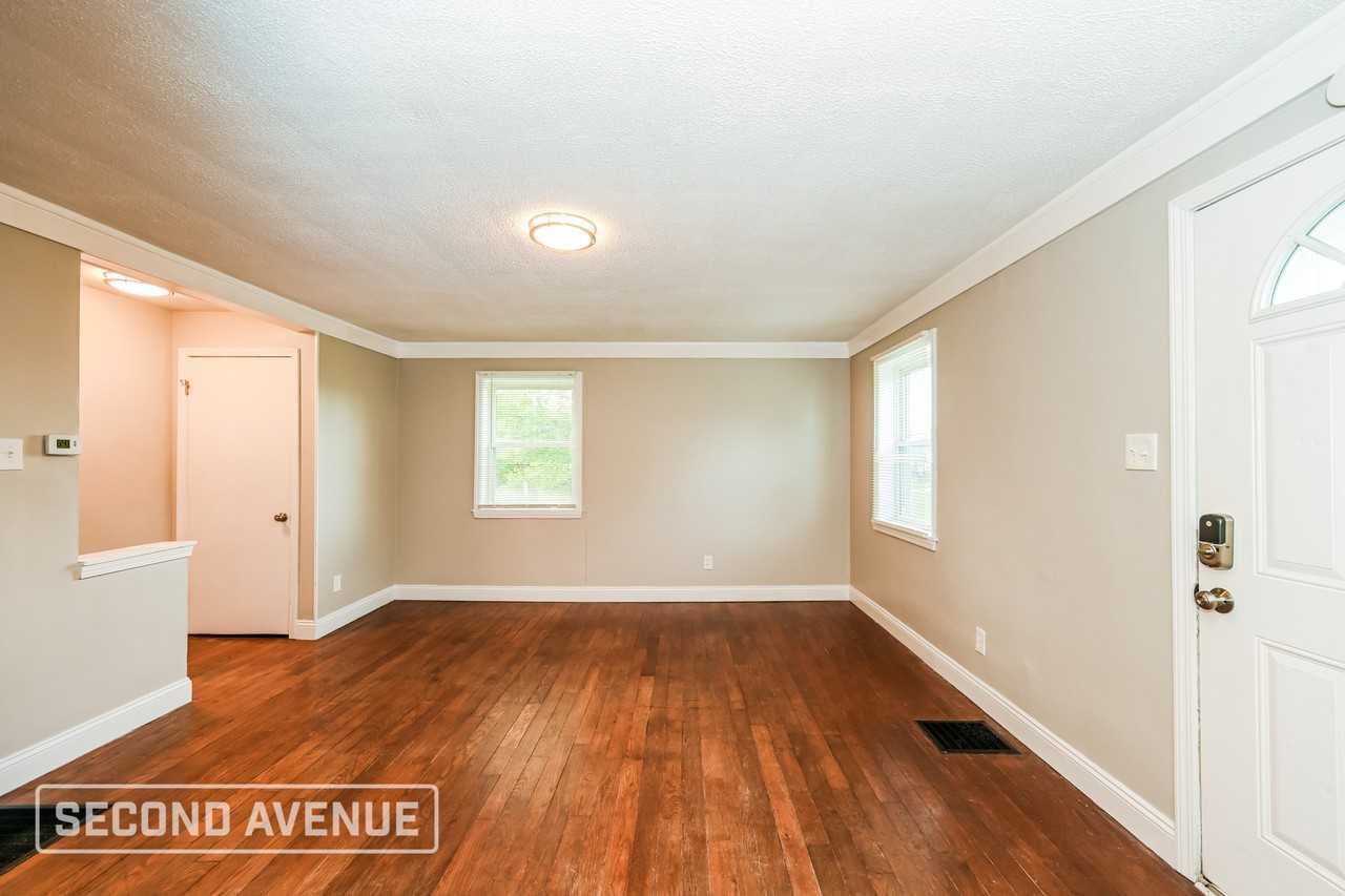 5589 Raceview Ave - Photo 5 of 25