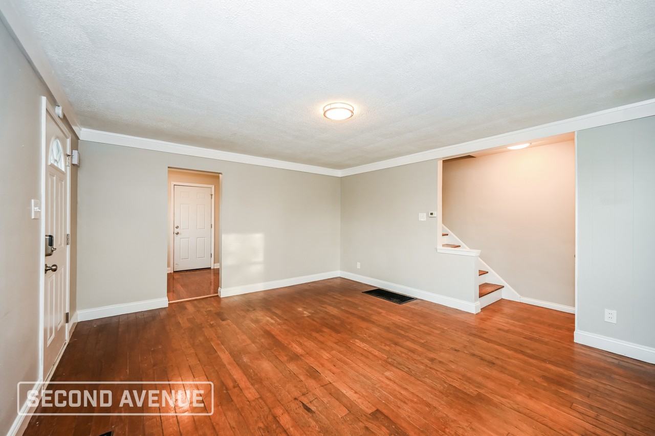 5589 Raceview Ave - Photo 6 of 25