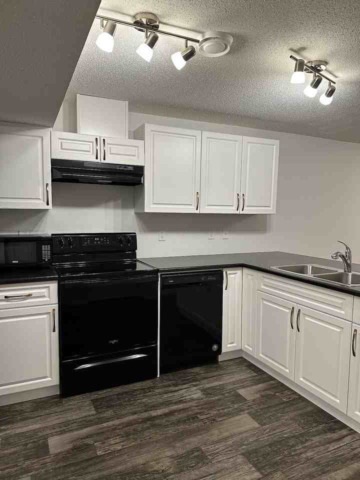 Cozy modern 1 bed 1 bath lower suite in townhouse*Private Entrance & Laundry! - Photo 2 of 15