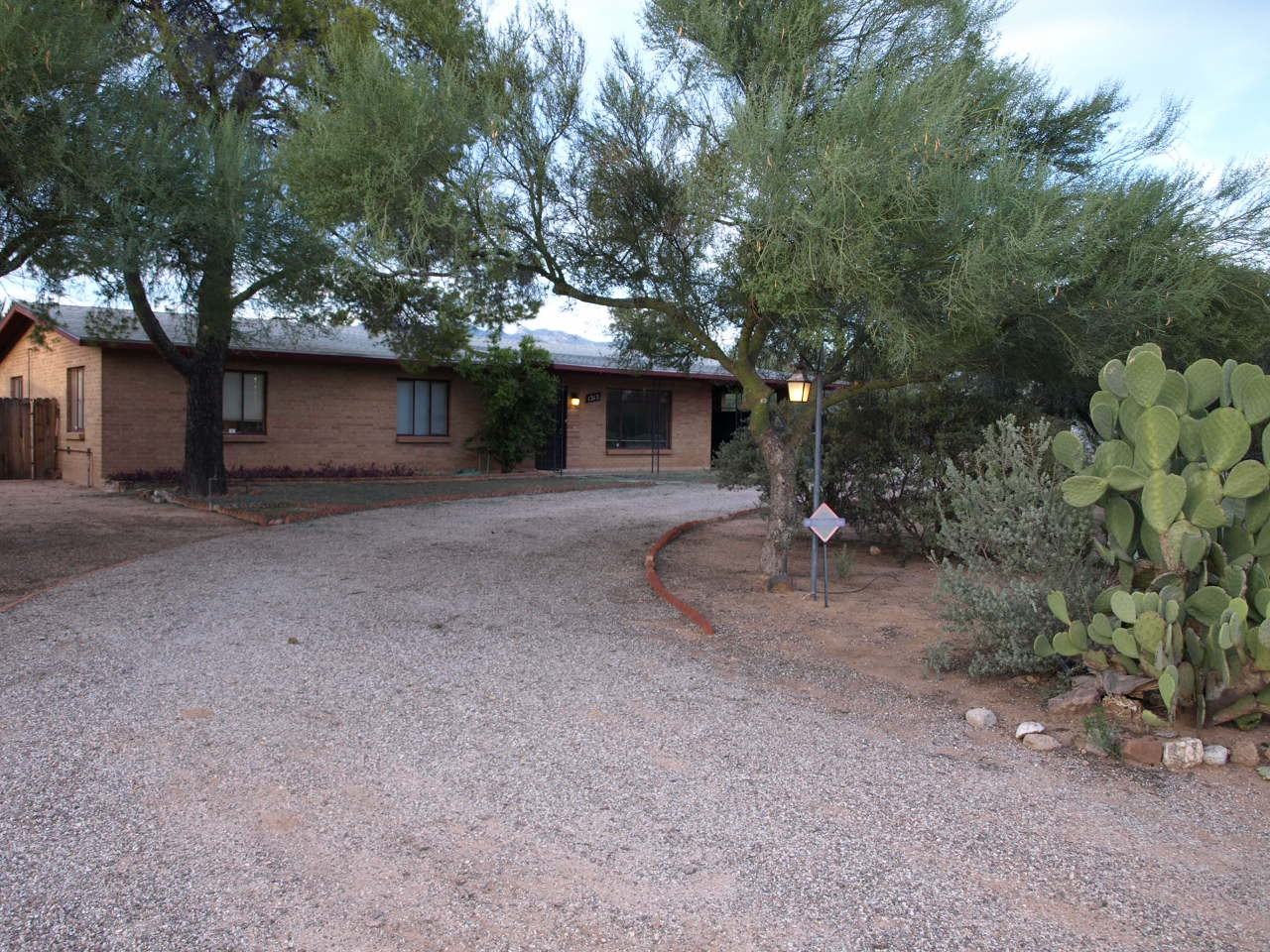 1313 E Lind Rd - Photo 2 of 35