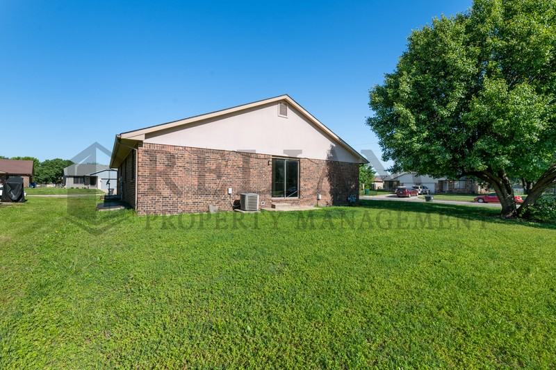 6903 W Oneil St - Photo 4 of 26