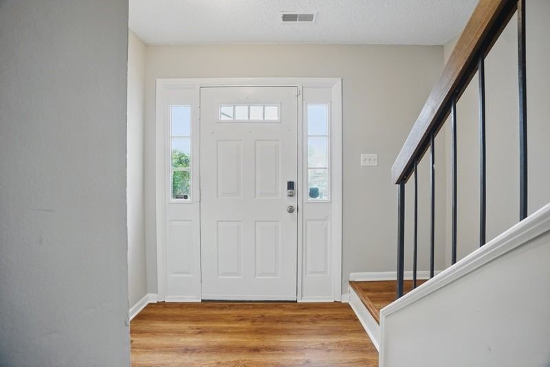 909 Westwind Pl - Photo 4 of 26