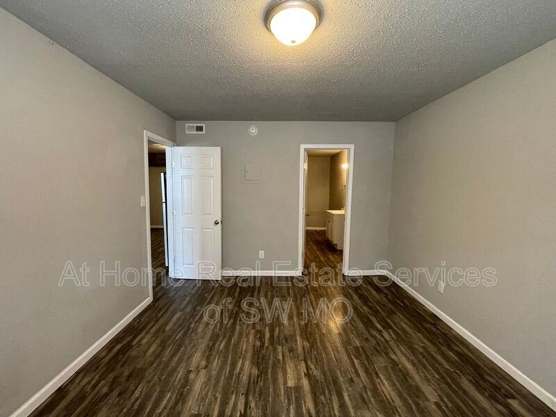 712 E Sunshine St #C15 - Photo 6 of 8