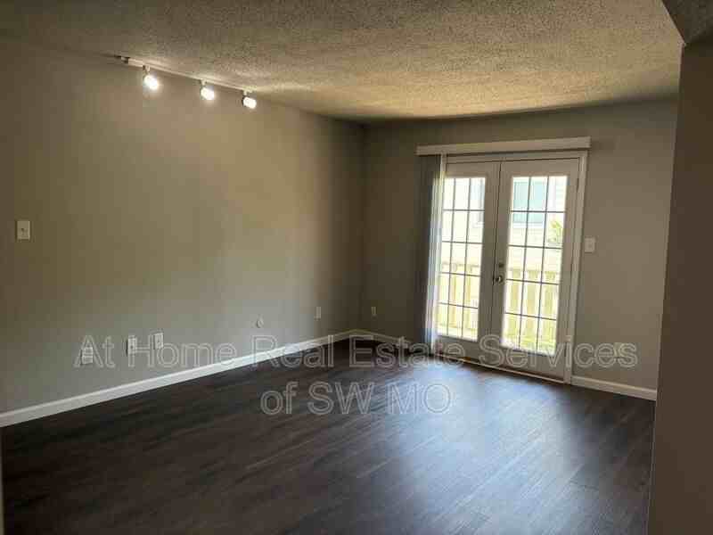 712 E Sunshine St #B18 - Photo 2 of 10