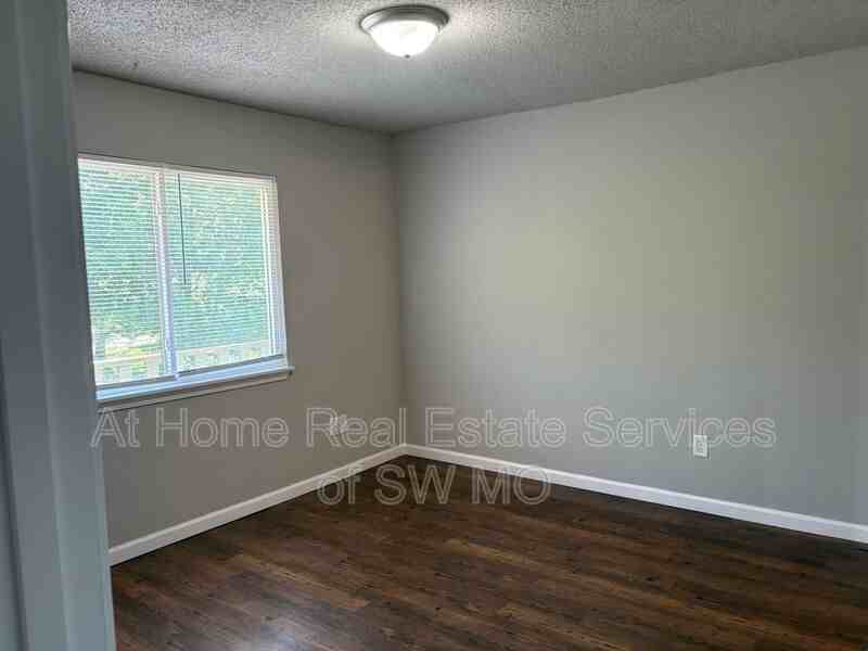 712 E Sunshine St #B18 - Photo 5 of 10