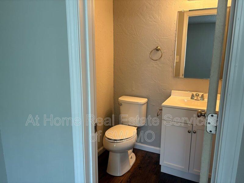 712 E Sunshine St #B18 - Photo 6 of 10