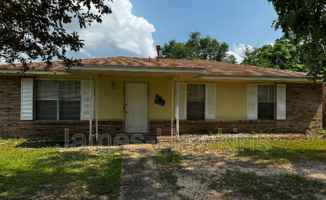 featured image of 940 Pebblebrook Dr