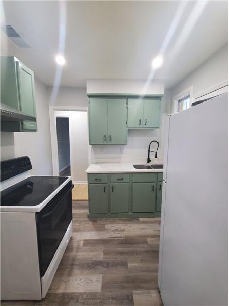 1320 E 53rd St - Photo 3 of 6