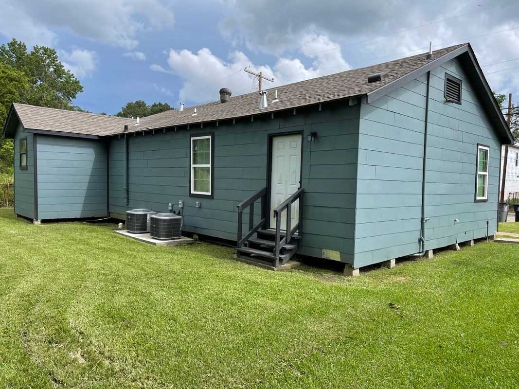 1555 Swan Ave - Photo 2 of 7